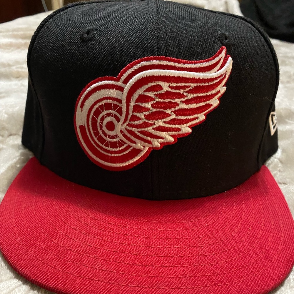 New Era 59Fifty Detroit Red Wings NHL Hockey Fitted Hat Cap Black Red - Picture 1 of 4
